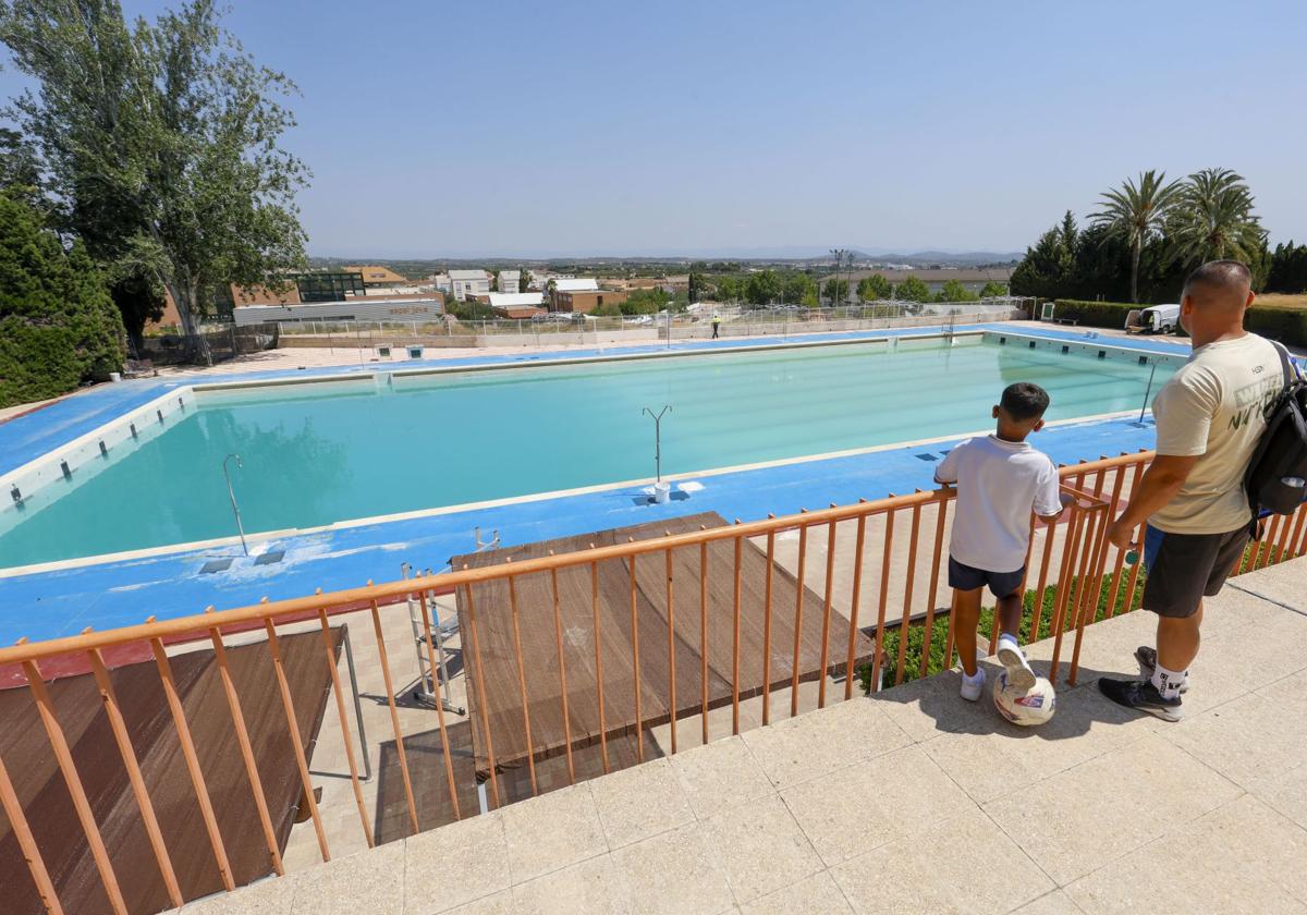 Los Ayuntamientos trabajan a destajo para reabrir piscinas en pleno verano
