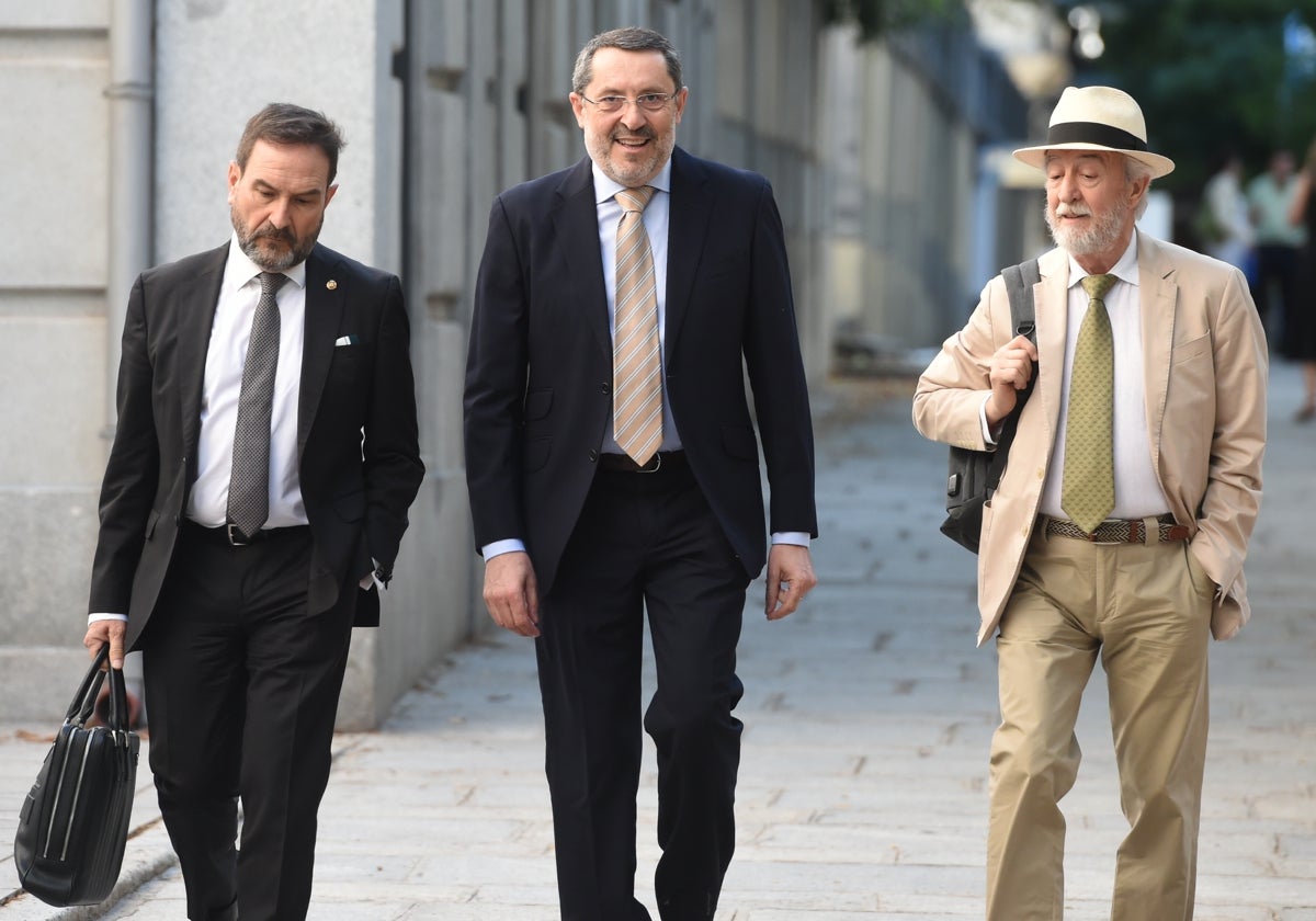En el centro, el empresario José Ruz antes de declarar ante el juez.