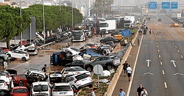 Los dos sentidos de la V-31: a la izquierda, dirección Alicante, con cientos de coches apilados. A la derecha, sentido Valencia, casi sin tocar.