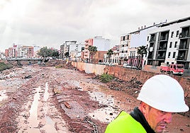 Un hombre circula junto al barranco del Poyo, poco después de la dana.