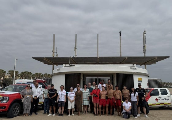 Miembros de la Cruz Roja, la Policía Local y Mónica Gil tras la prueba de rescate