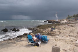 Una de las playas en las que ondea la bandera roja este martes.