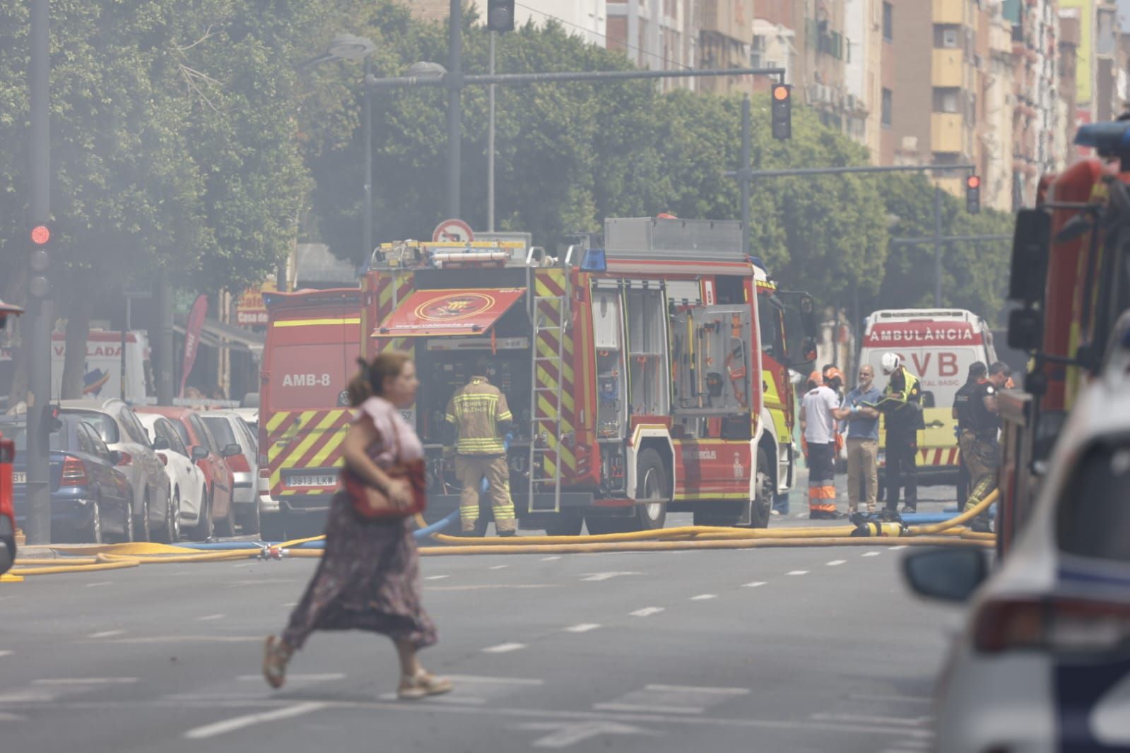 FOTOS | Cinco intoxicados por inhalación de humo tras un espectacular incendio en un bajo comercial de la avenida del Puerto