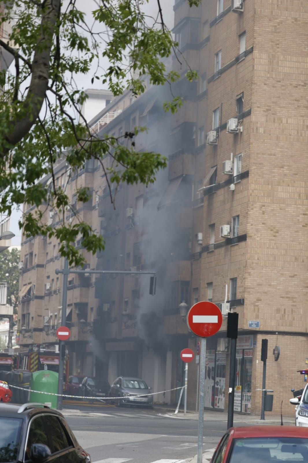FOTOS | Cinco intoxicados por inhalación de humo tras un espectacular incendio en un bajo comercial de la avenida del Puerto