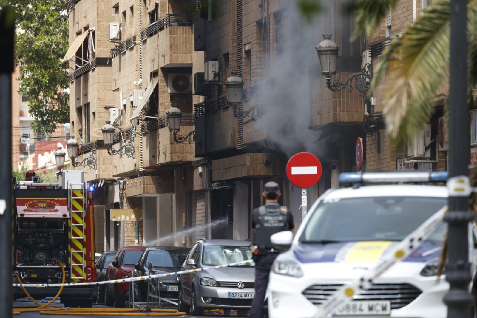 FOTOS | Cinco intoxicados por inhalación de humo tras un espectacular incendio en un bajo comercial de la avenida del Puerto