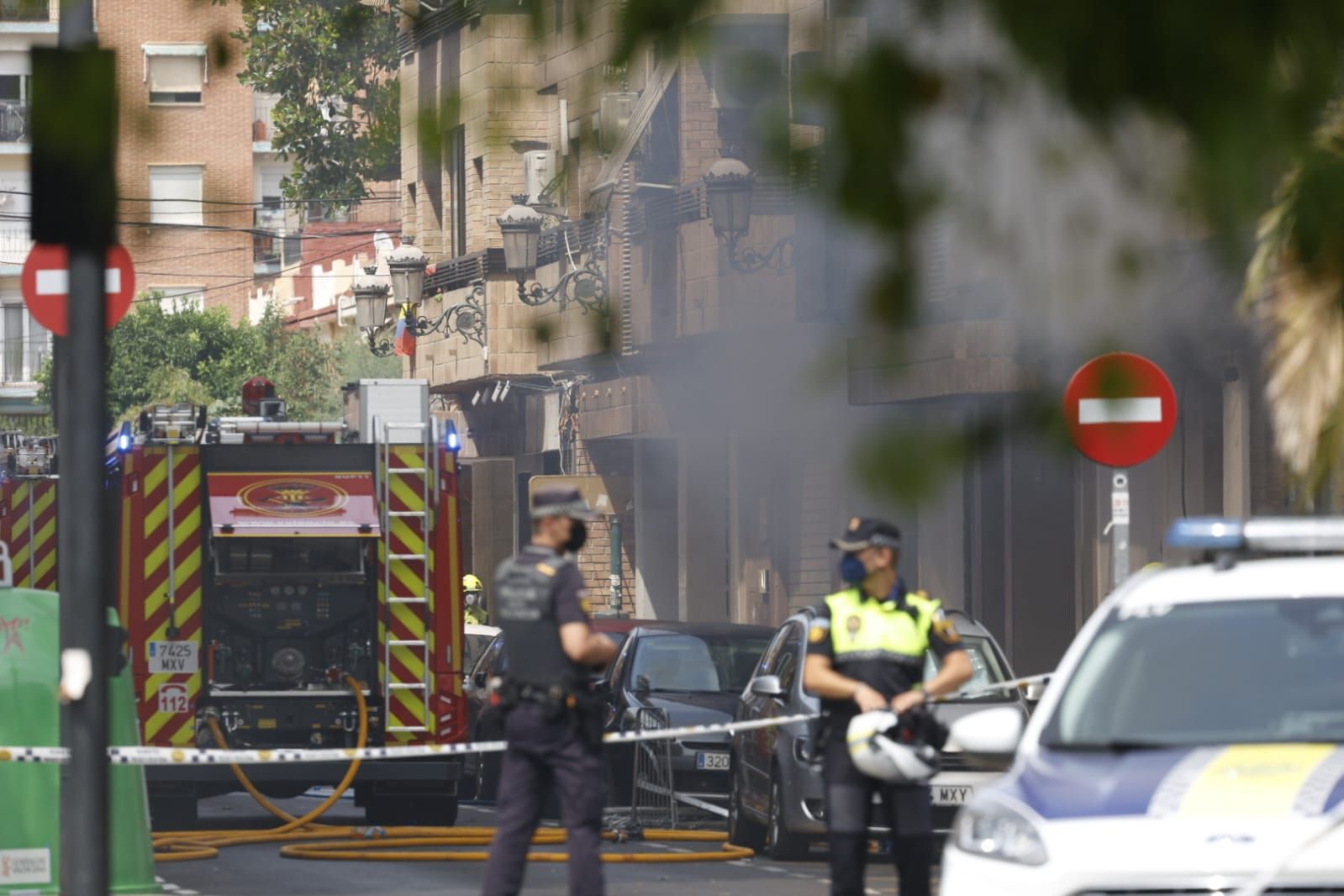 FOTOS | Cinco intoxicados por inhalación de humo tras un espectacular incendio en un bajo comercial de la avenida del Puerto