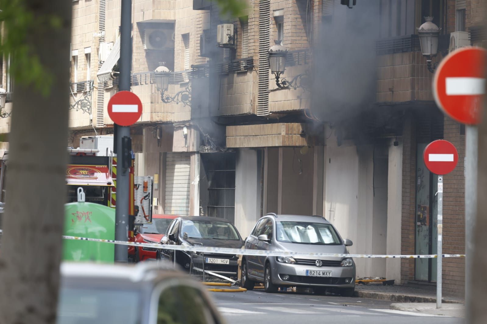 FOTOS | Cinco intoxicados por inhalación de humo tras un espectacular incendio en un bajo comercial de la avenida del Puerto
