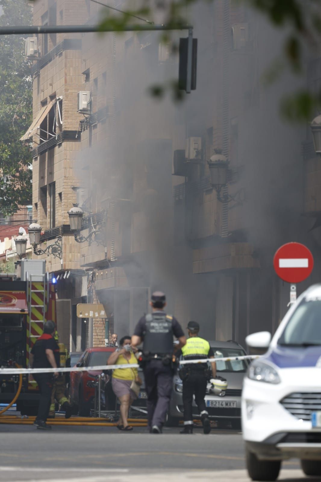 FOTOS | Cinco intoxicados por inhalación de humo tras un espectacular incendio en un bajo comercial de la avenida del Puerto