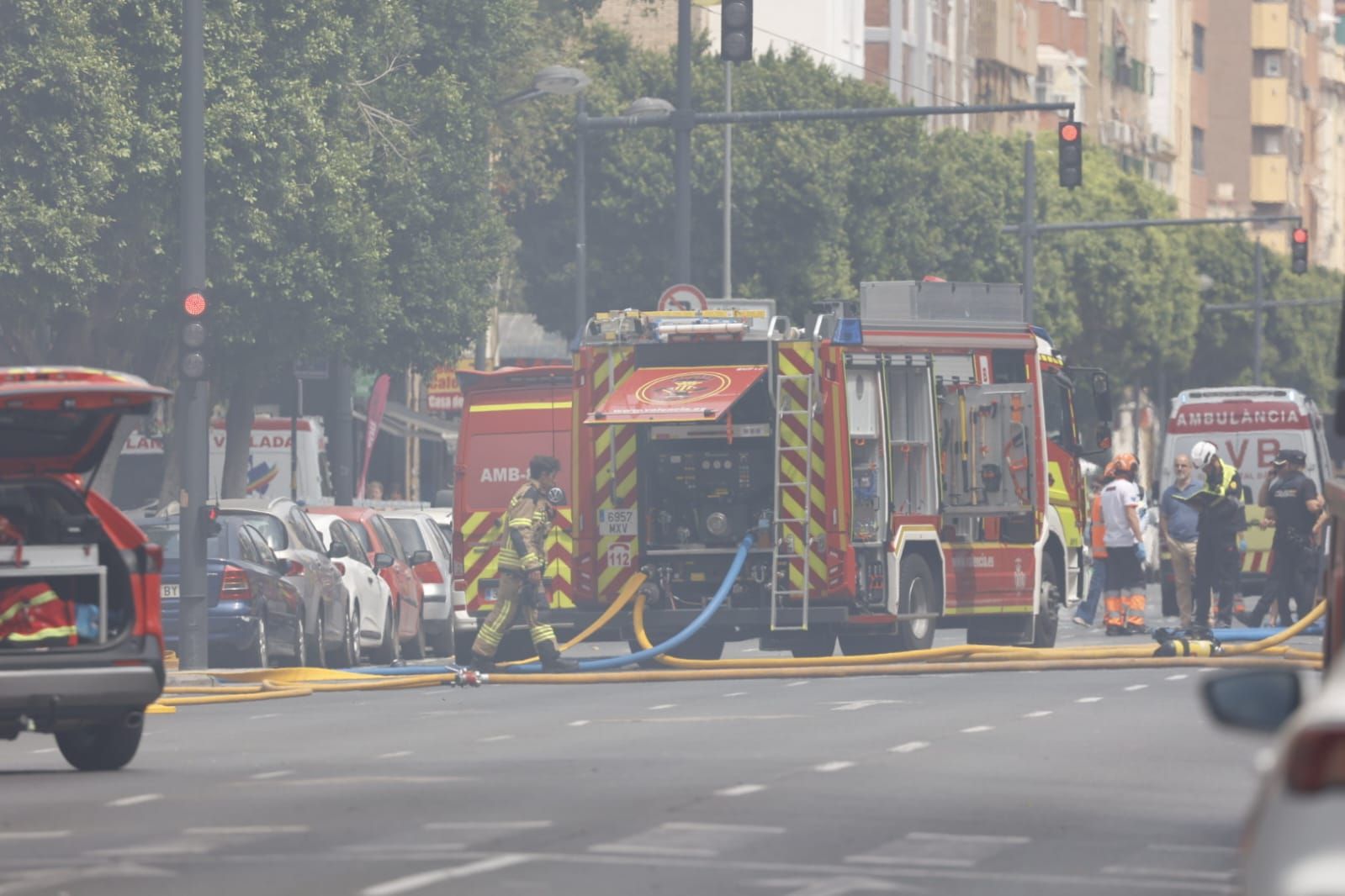 FOTOS | Cinco intoxicados por inhalación de humo tras un espectacular incendio en un bajo comercial de la avenida del Puerto