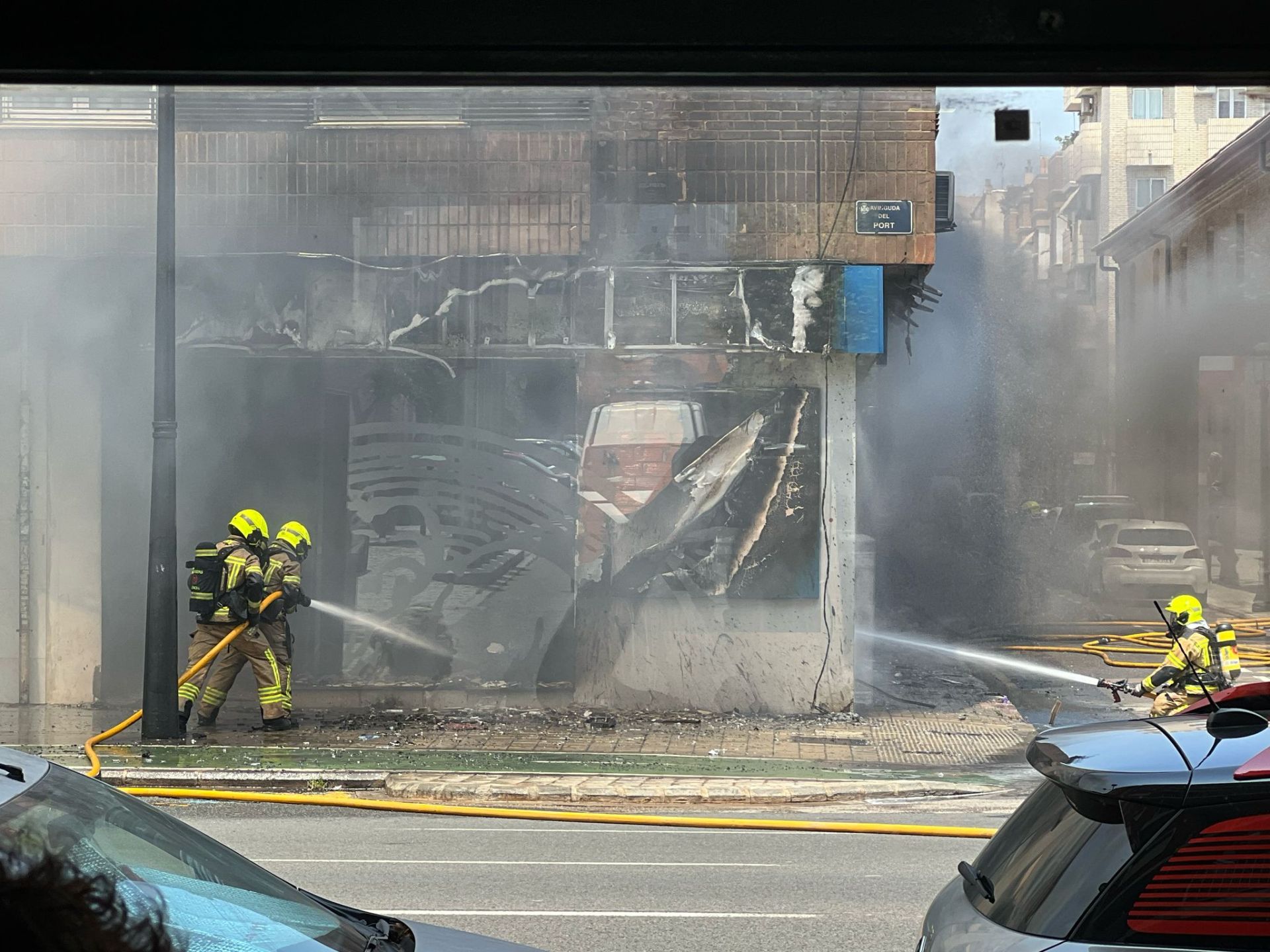 FOTOS | Cinco intoxicados por inhalación de humo tras un espectacular incendio en un bajo comercial de la avenida del Puerto