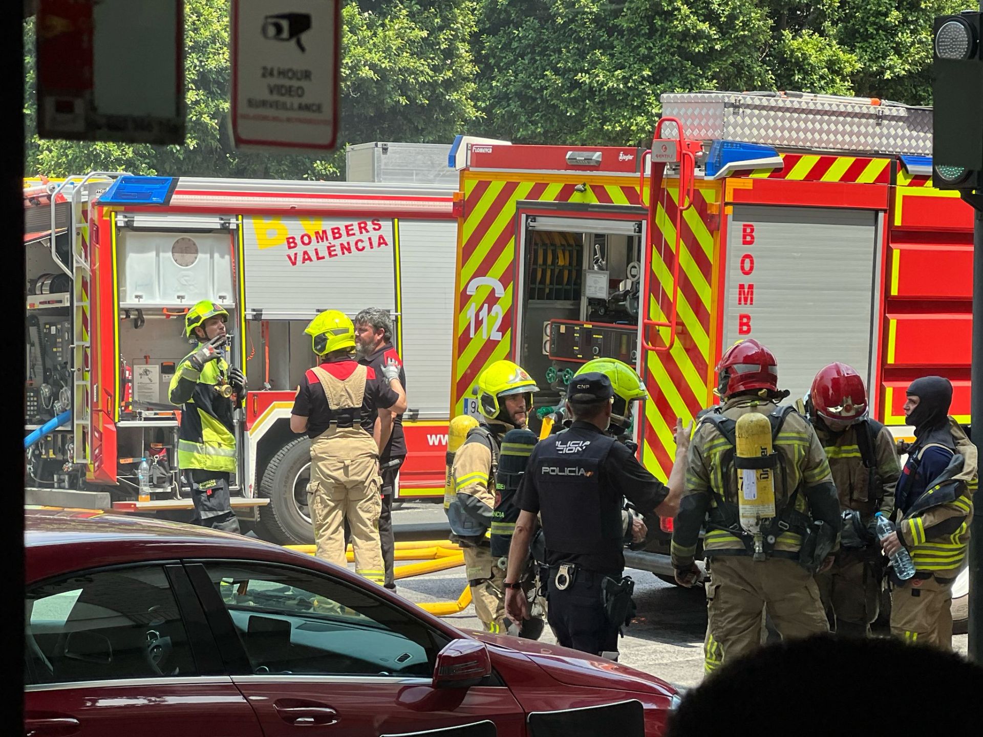 FOTOS | Cinco intoxicados por inhalación de humo tras un espectacular incendio en un bajo comercial de la avenida del Puerto