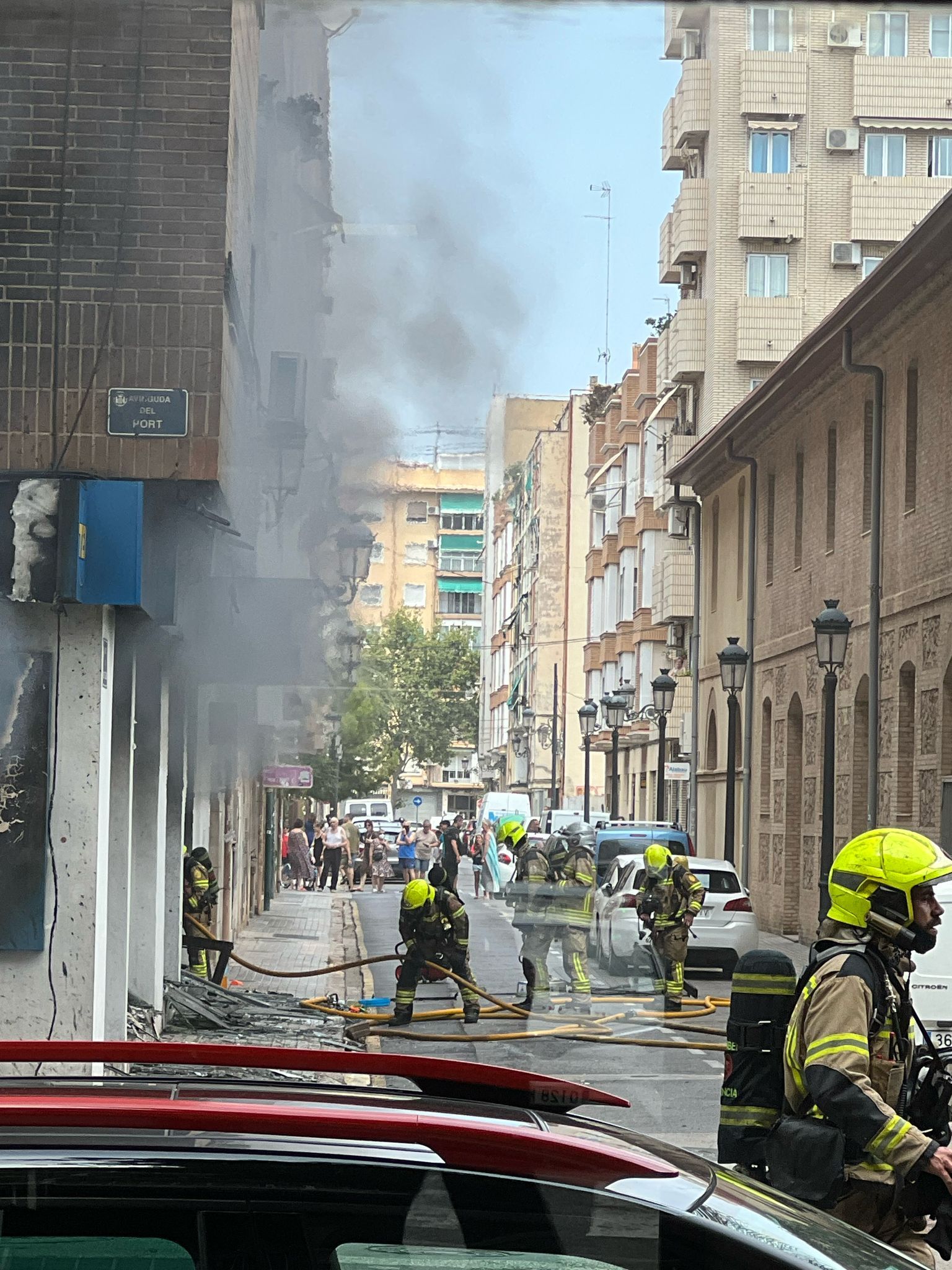 FOTOS | Cinco intoxicados por inhalación de humo tras un espectacular incendio en un bajo comercial de la avenida del Puerto