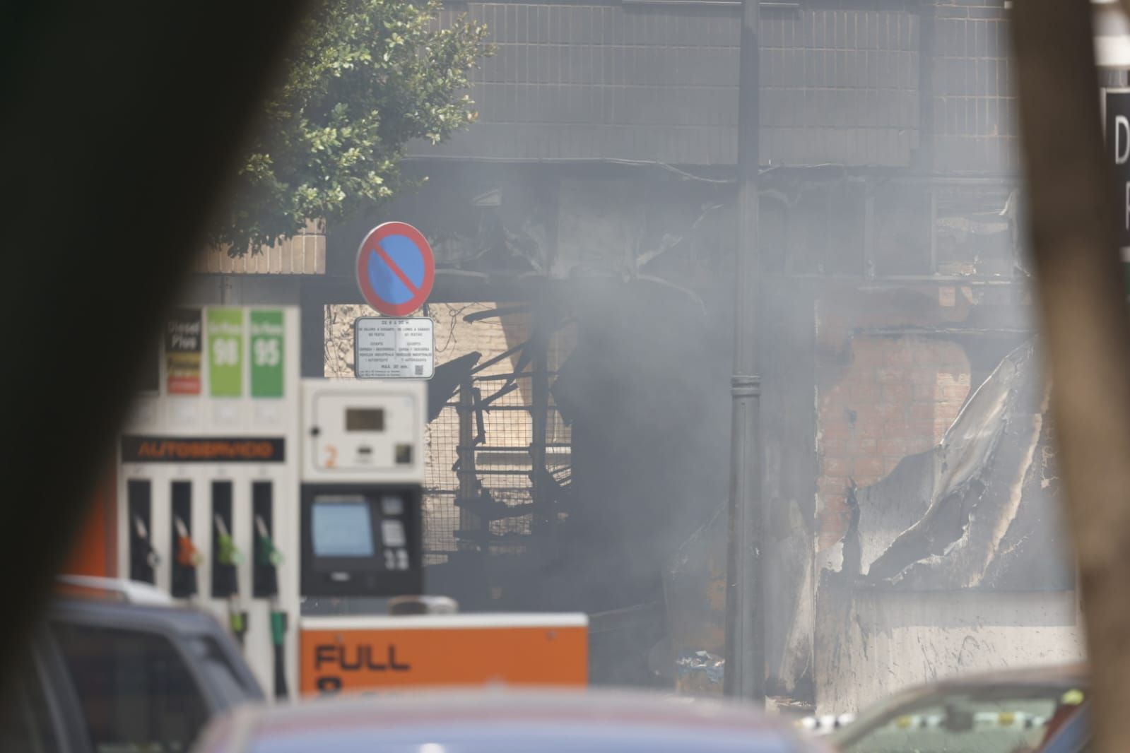FOTOS | Cinco intoxicados por inhalación de humo tras un espectacular incendio en un bajo comercial de la avenida del Puerto