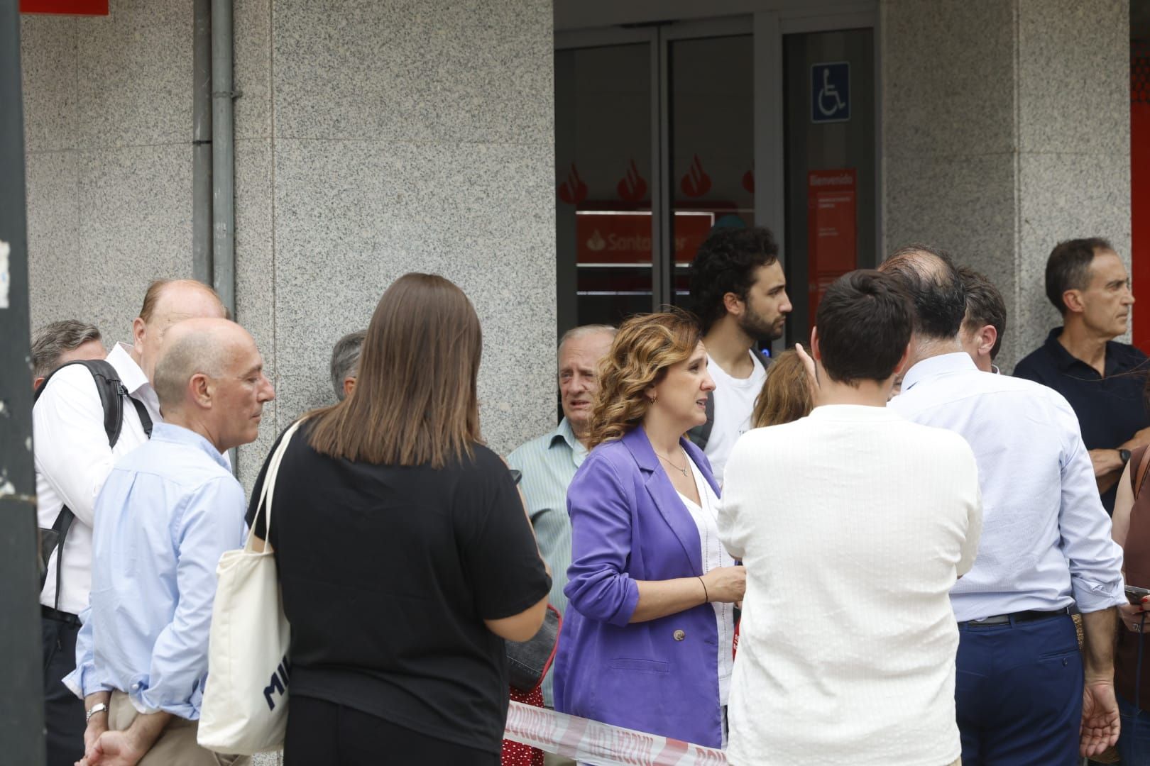 FOTOS | Cinco intoxicados por inhalación de humo tras un espectacular incendio en un bajo comercial de la avenida del Puerto
