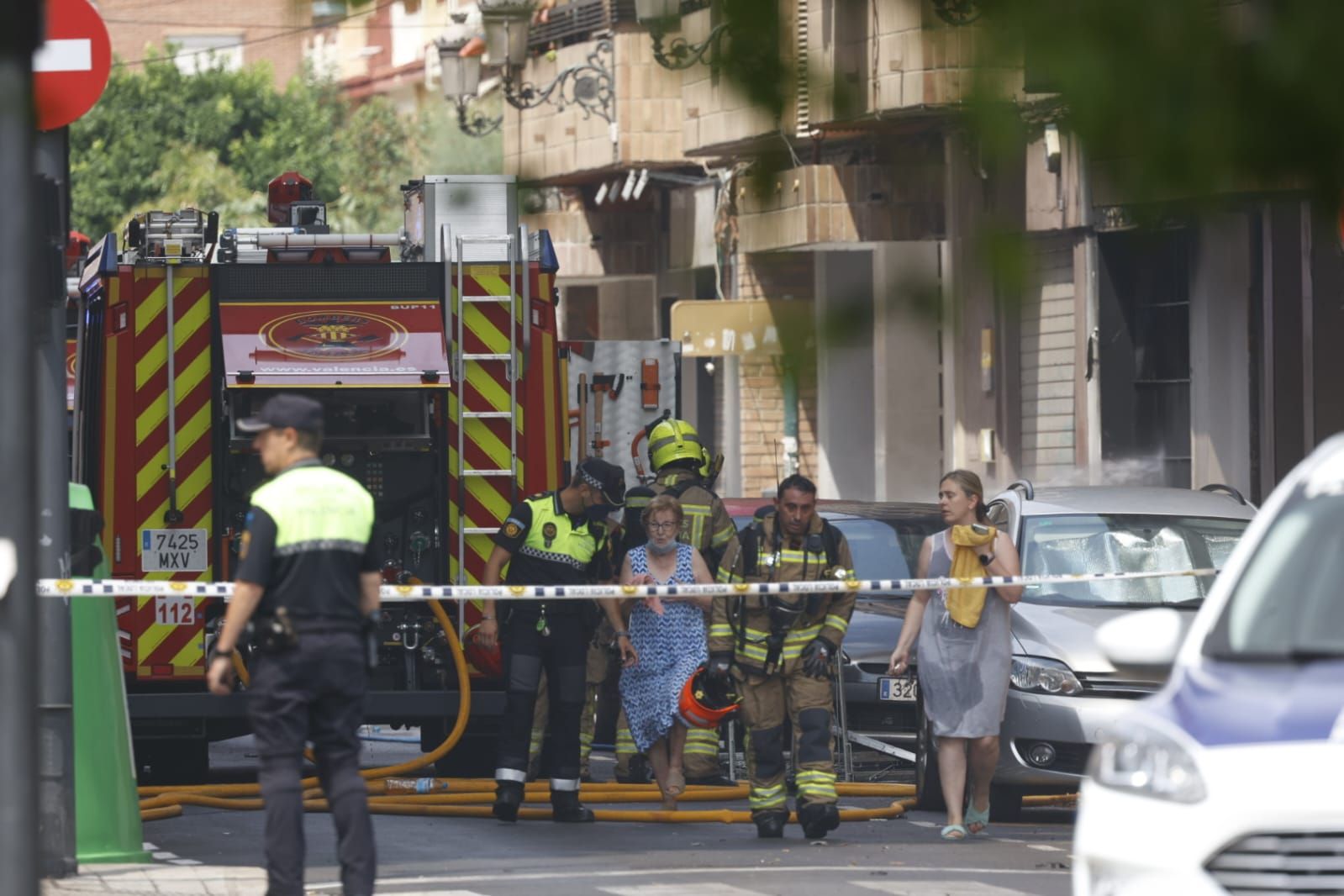 FOTOS | Cinco intoxicados por inhalación de humo tras un espectacular incendio en un bajo comercial de la avenida del Puerto