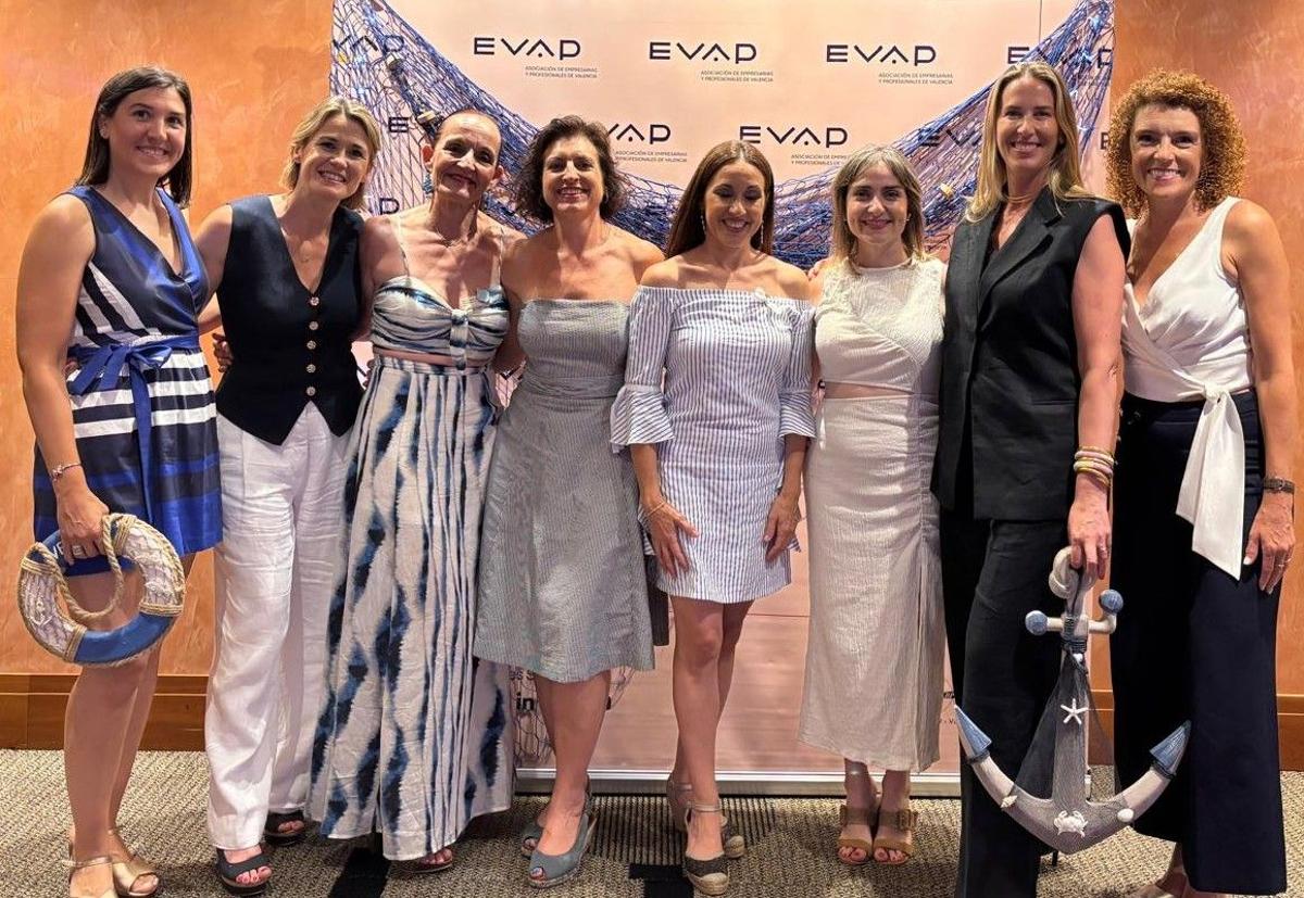 Junta directiva de EVAP, presidida por Marta Iranzo, segunda por la izquierda.