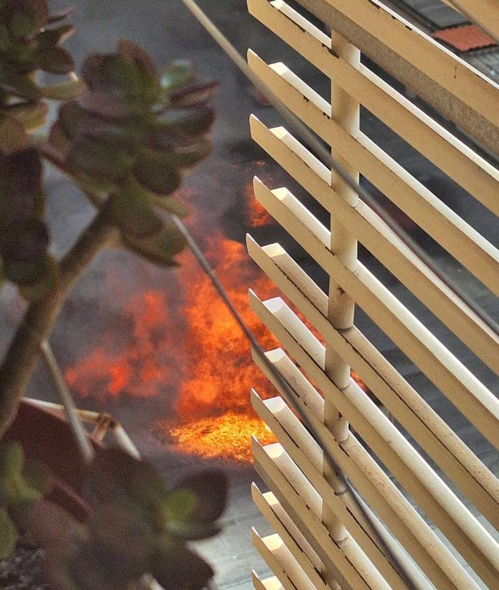 Imagen secundaria 2 - El incendio en la avenida del Puerto deja 200 vecinos desalojados y 20 intoxicados