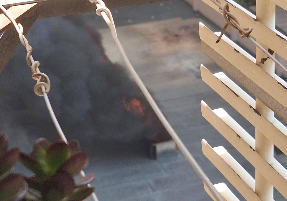 Imagen principal - El incendio en la avenida del Puerto deja 200 vecinos desalojados y 20 intoxicados