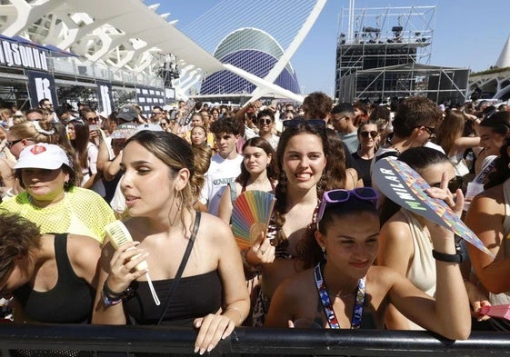 Público del festival Bigsound con ventiladores de mano y abanicos.