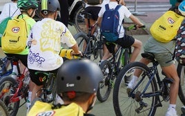 Menores con sus bicis en el día sin coche de Ontinyent.