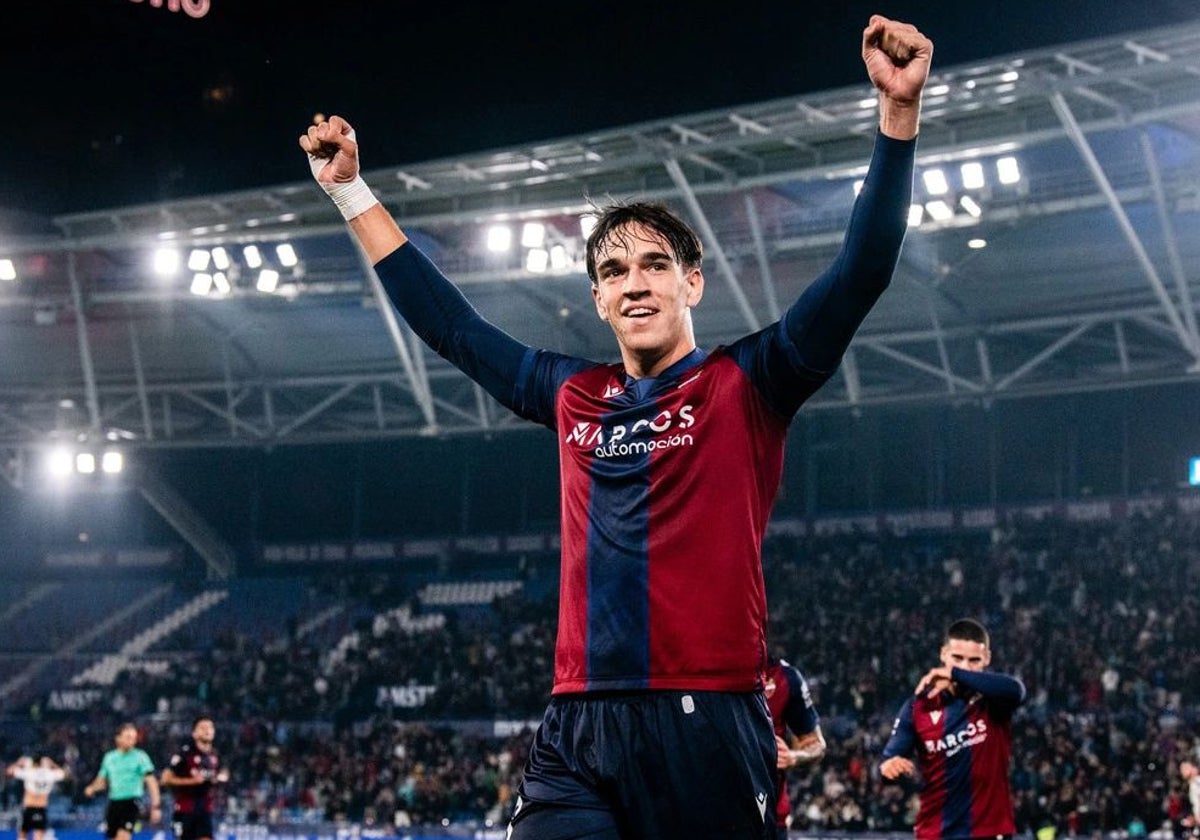 Carlos Espí celebra un gol con el Levante.