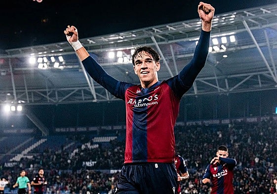 Carlos Espí celebra un gol con el Levante.