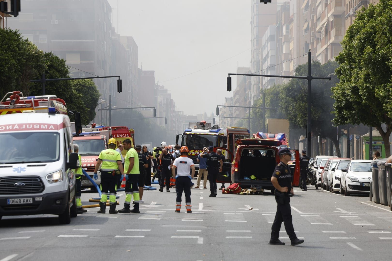 FOTOS | Cinco intoxicados por inhalación de humo tras un espectacular incendio en un bajo comercial de la avenida del Puerto