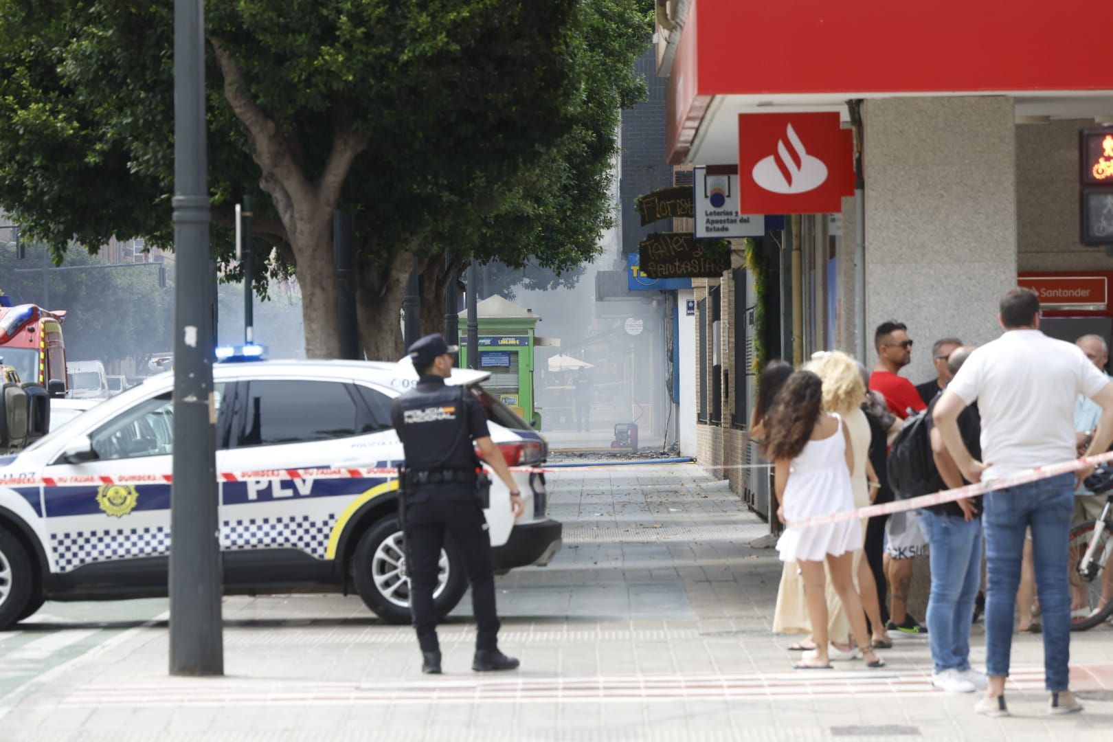 FOTOS | Cinco intoxicados por inhalación de humo tras un espectacular incendio en un bajo comercial de la avenida del Puerto