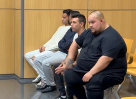 Los acusados por la violación grupal, en el banquillo durante el juicio.