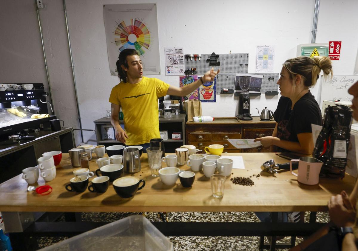 Imagen principal - Uno de los cursos en Flying Bean Coffe