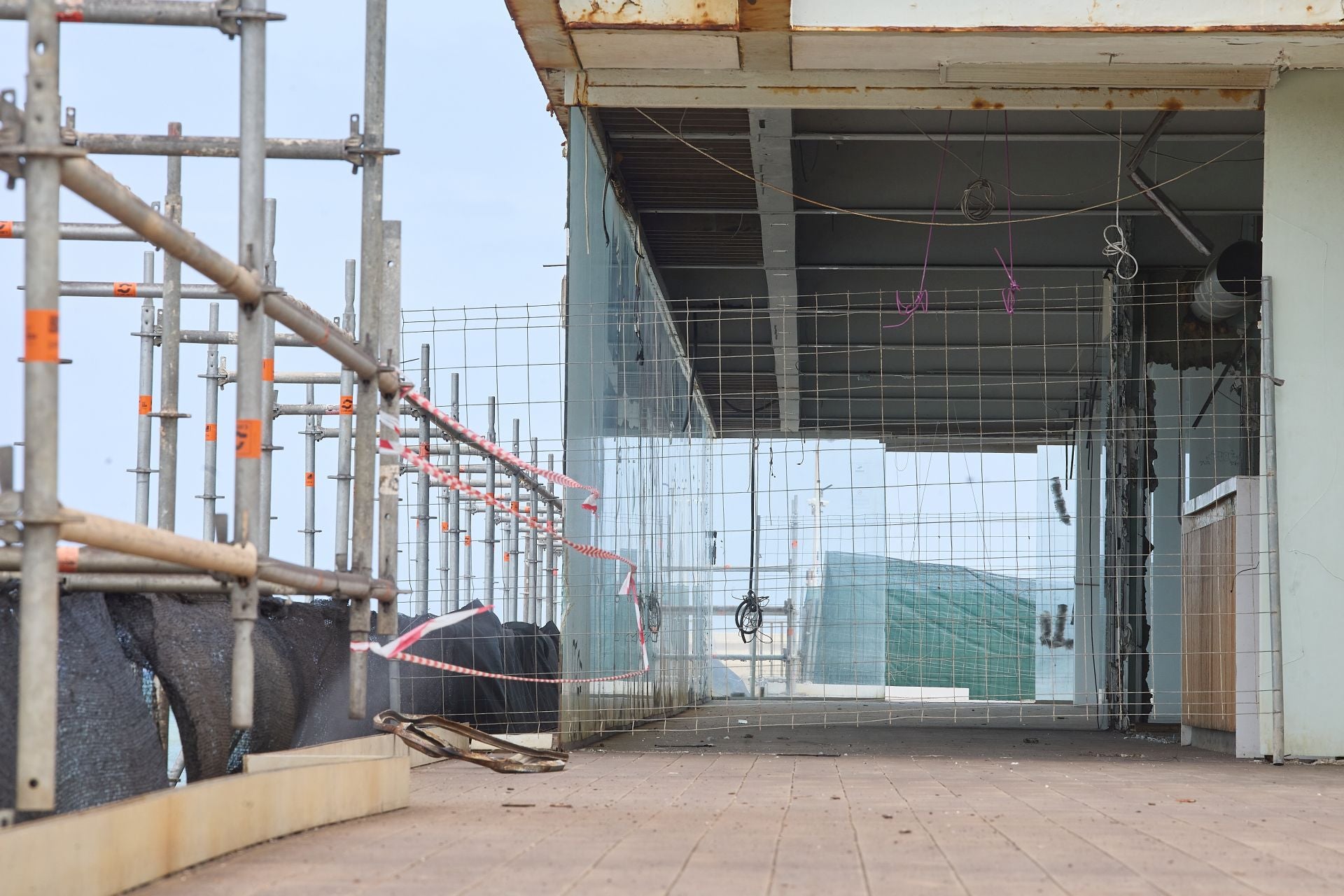 FOTOS | La Marina inicia las obras del restaurante Panorama, abandonado en la escollera de Valencia
