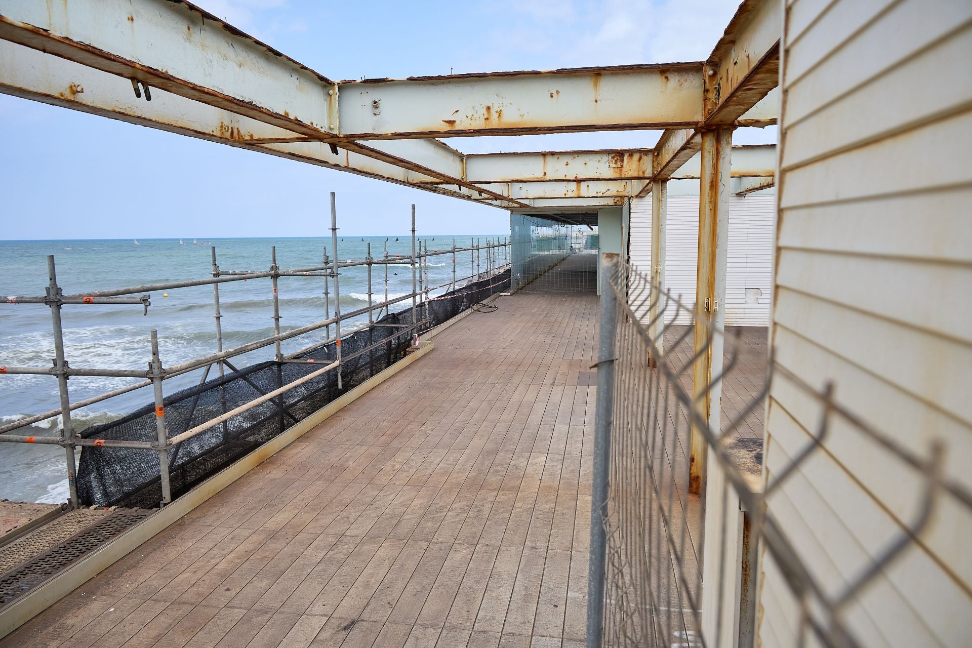 FOTOS | La Marina inicia las obras del restaurante Panorama, abandonado en la escollera de Valencia