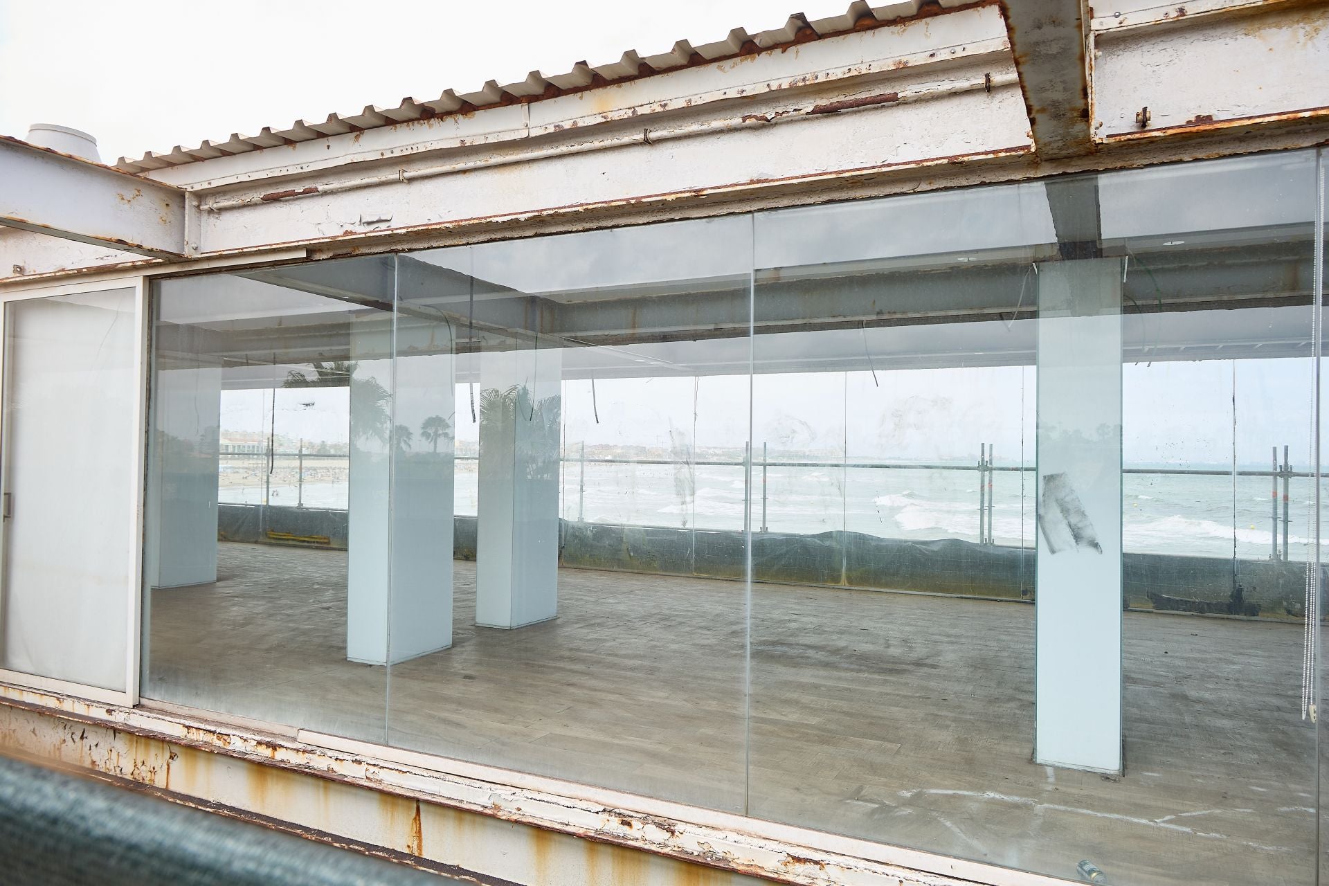 FOTOS | La Marina inicia las obras del restaurante Panorama, abandonado en la escollera de Valencia