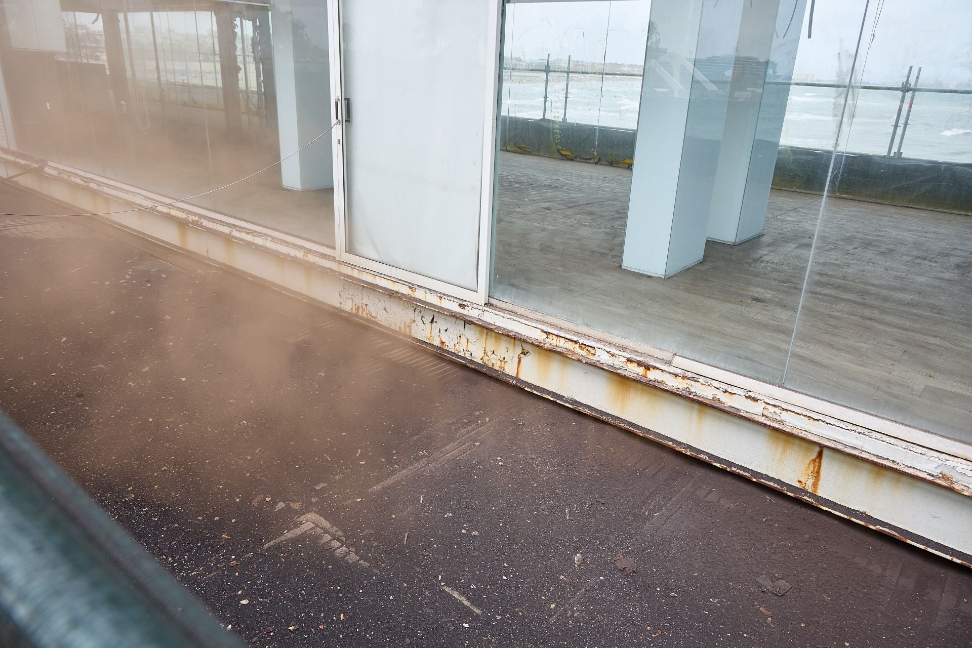 FOTOS | La Marina inicia las obras del restaurante Panorama, abandonado en la escollera de Valencia