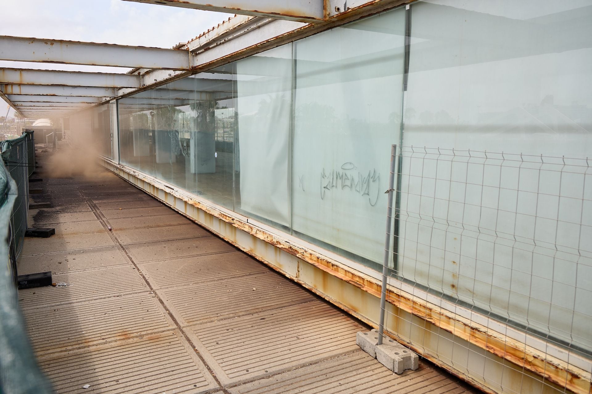 FOTOS | La Marina inicia las obras del restaurante Panorama, abandonado en la escollera de Valencia