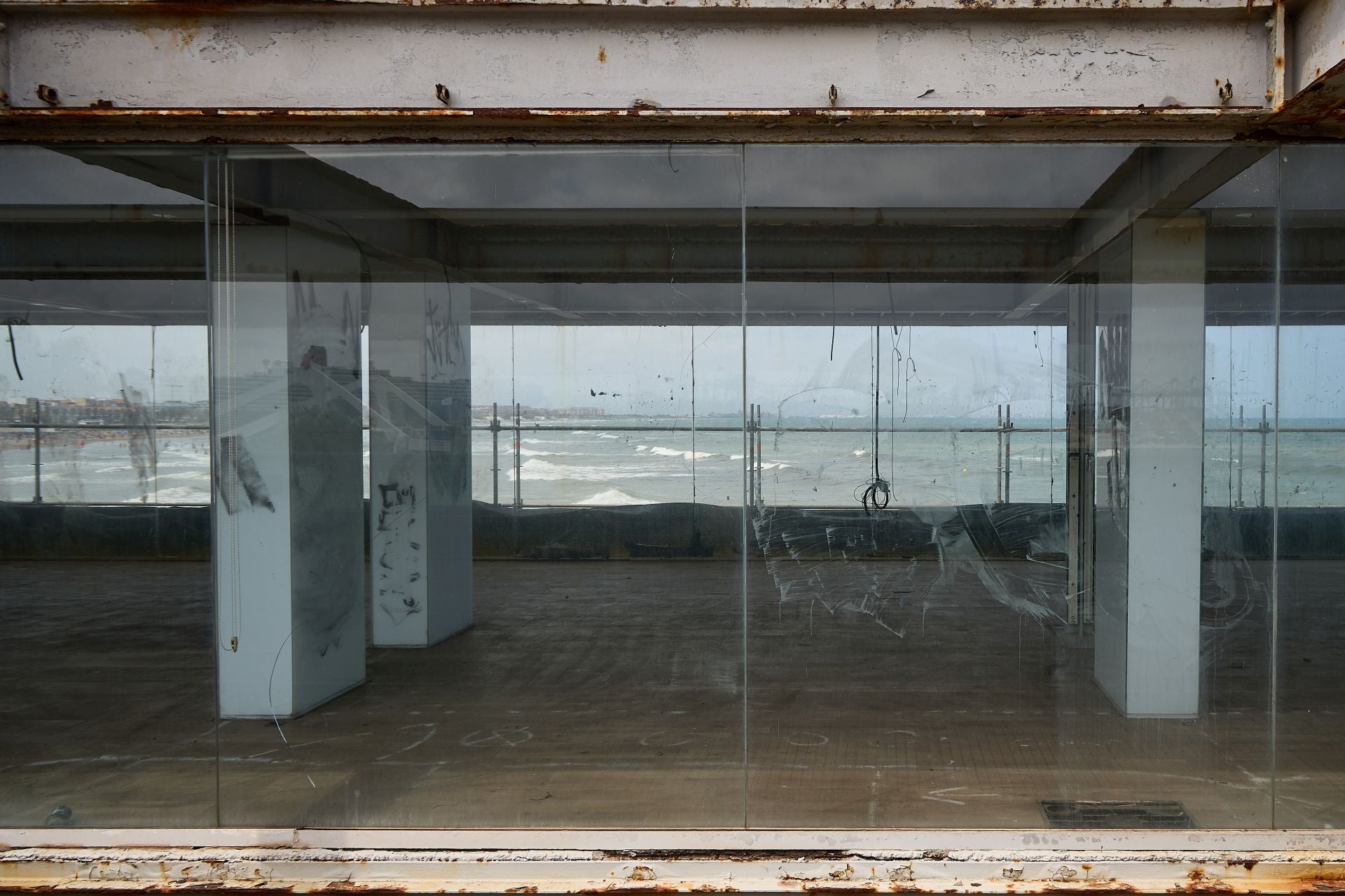 FOTOS | La Marina inicia las obras del restaurante Panorama, abandonado en la escollera de Valencia