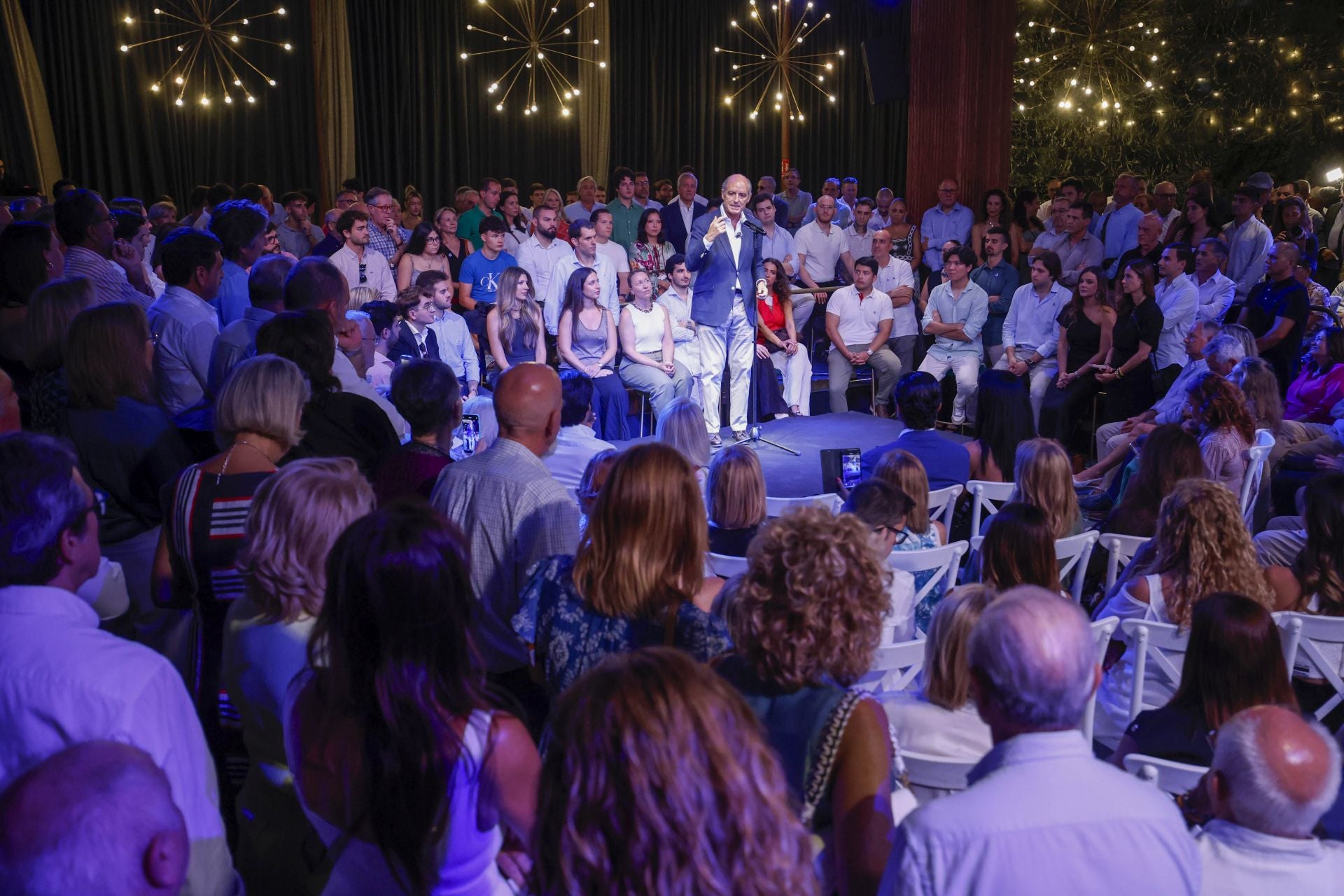 FOTOS | Así ha sido el encuentro de Camps con sus fieles