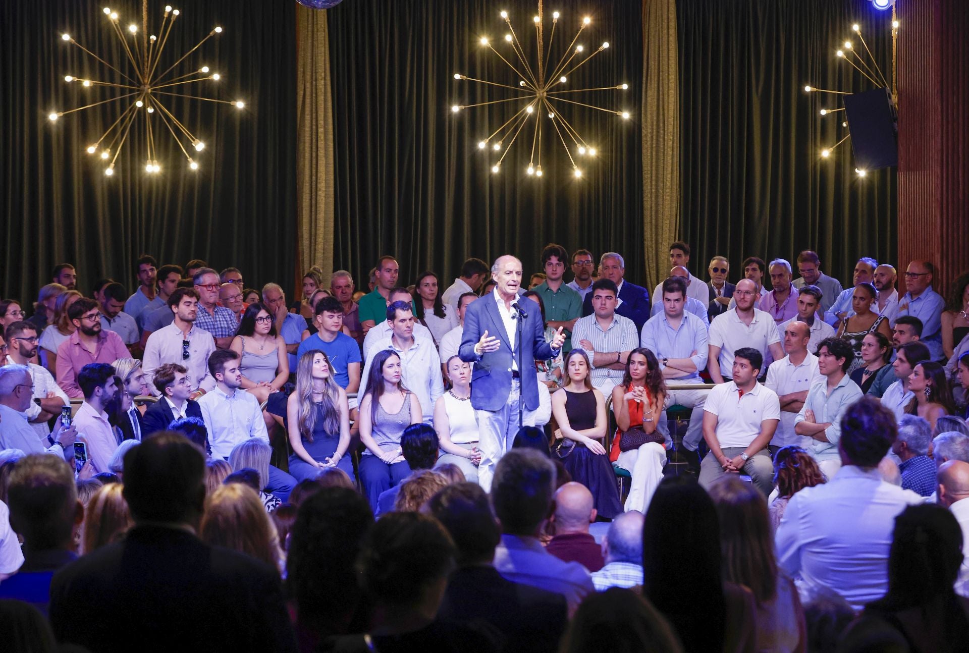 FOTOS | Así ha sido el encuentro de Camps con sus fieles
