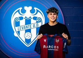 Alan Matturo posa con la camiseta del Levante.