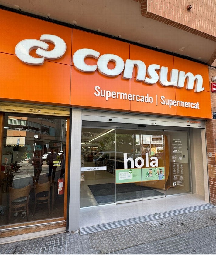 Imagen secundaria 2 - Interior de la primera tienda en Alaquàs, en 1975. La última imagen, el nuevo supermercado de Gandia.