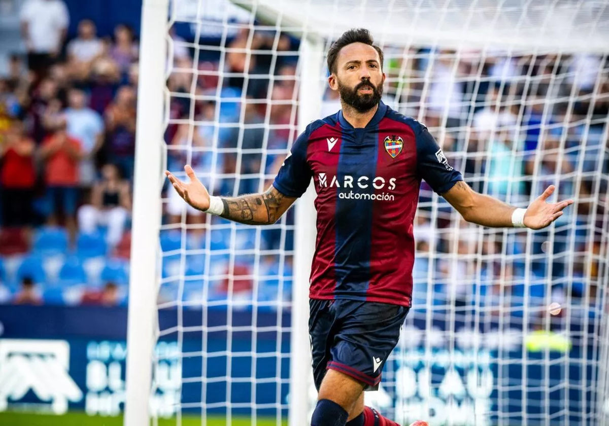 Morales celebra un gol con el Levante.
