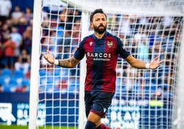 Morales celebra un gol con el Levante.