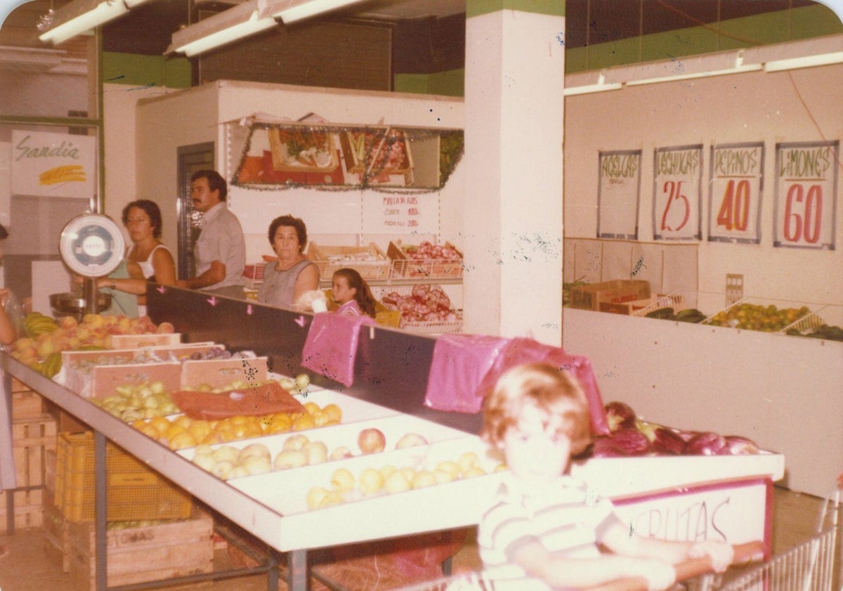 Imagen principal - Interior de la primera tienda en Alaquàs, en 1975. La última imagen, el nuevo supermercado de Gandia.