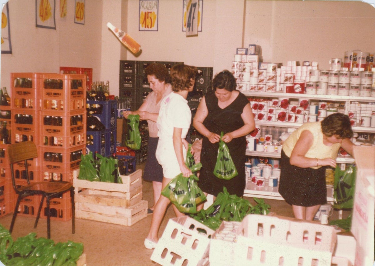 Imagen secundaria 1 - Interior de la primera tienda en Alaquàs, en 1975. La última imagen, el nuevo supermercado de Gandia.
