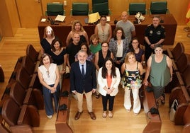 Foto de familia de los dos equipos municipales este miércoles en Catarroja.