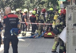 Un grupo de bomberos en la puerta del garaje donde se ha registrado el conato de incendio.