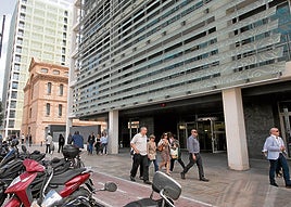 Vista de uno de los accesos a la Ciudad Administrativa 9 d'Octubre.