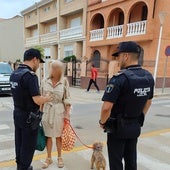Policías informan de la normativa de Sedaví a una vecina.