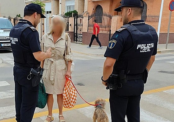 Policías informan de la normativa de Sedaví a una vecina.