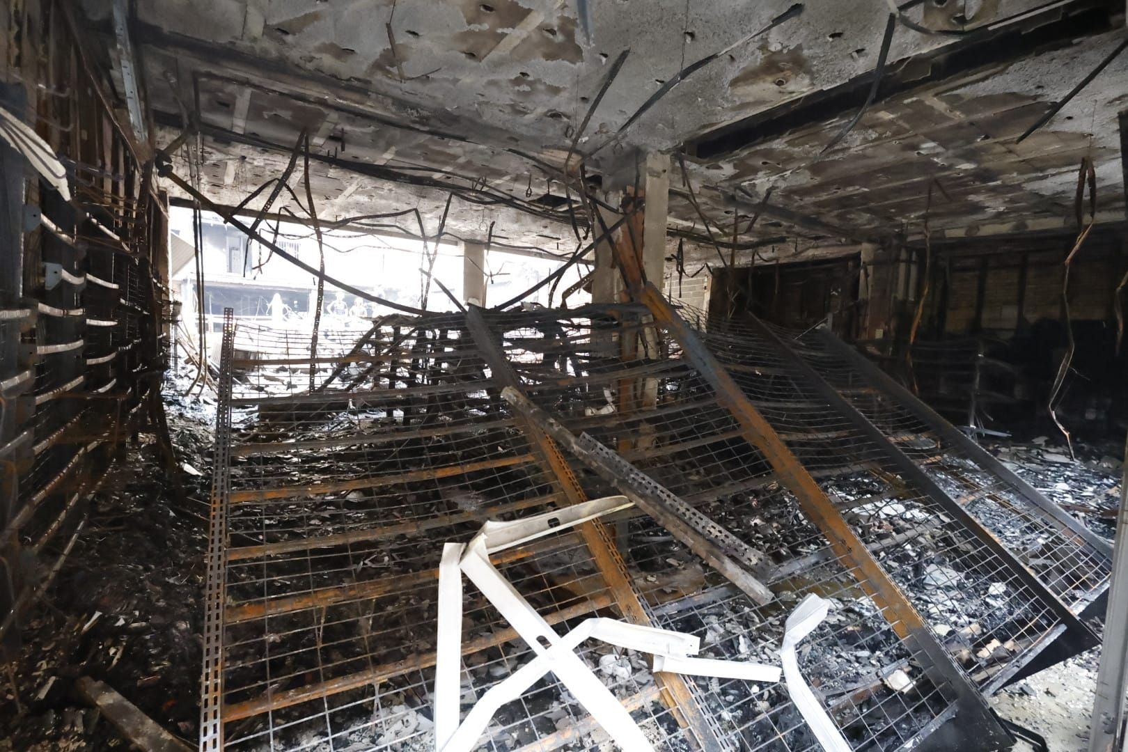 FOTOS | El día después del incendio en la avenida del Puerto